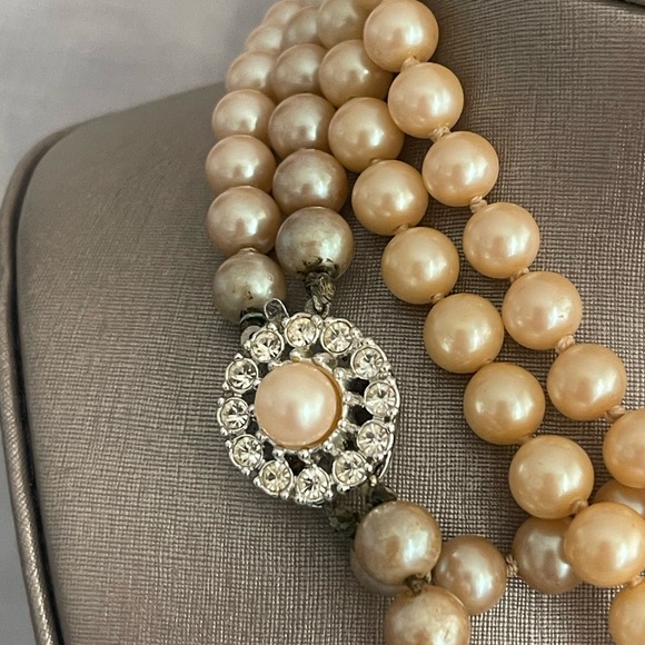 TWO STRANDS OF VINTAGE CRÈME PEARLS WITH RHINESTONE CLASP - Picture 10 of 12